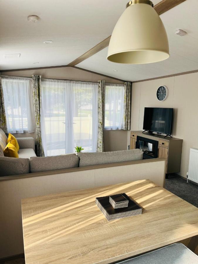 Stone Beck Lodge With Hot Tub York Bagian luar foto